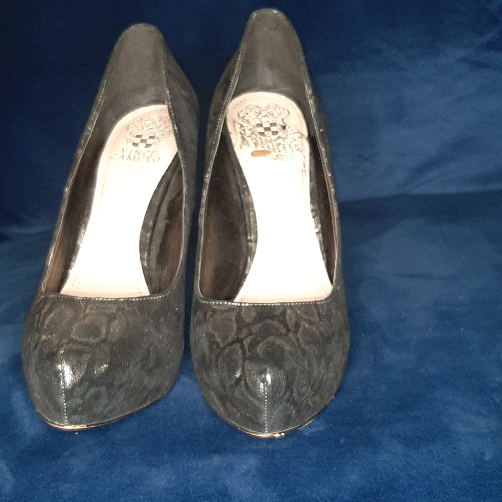 Vince Camutu Suede Pumps